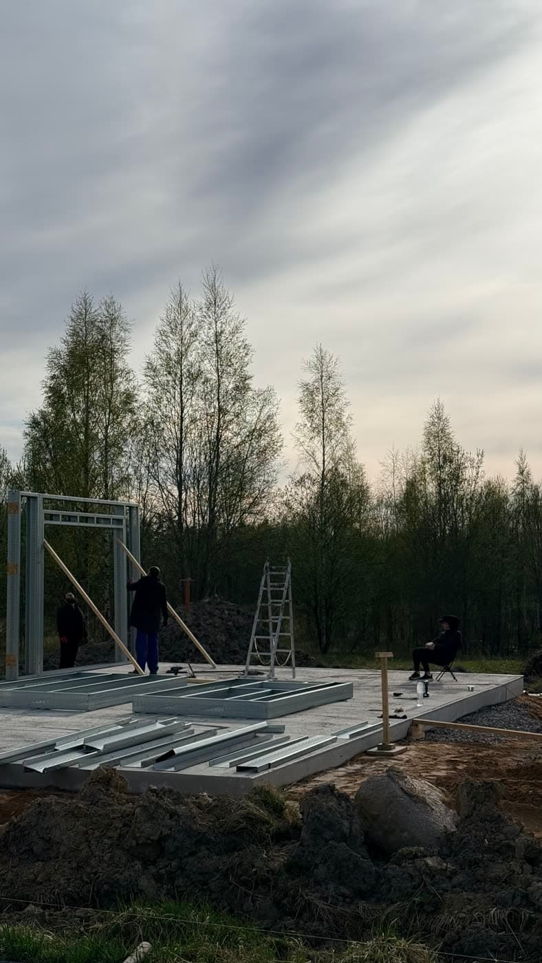 Бригада поднимает стеновую панель каркаса ЛСТК на объекте в Ленобласти