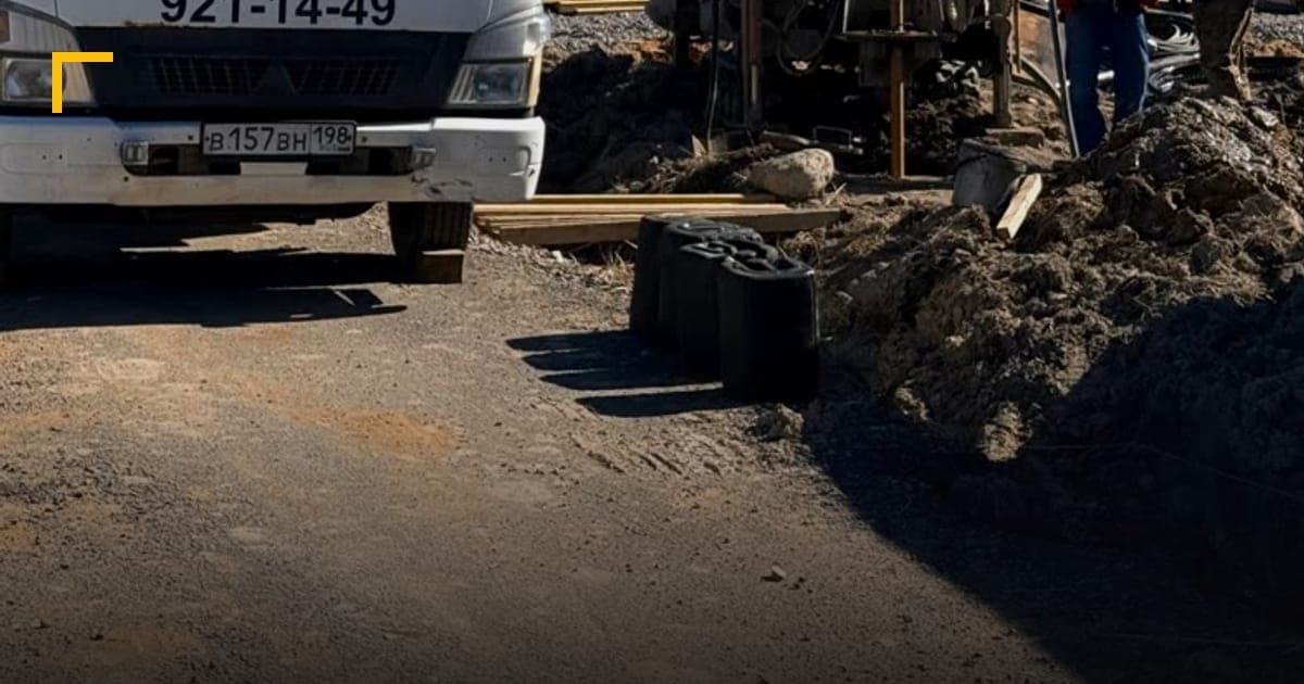 Буровая установка и трубы на участке при бурении скважины на воду в Ленобласти